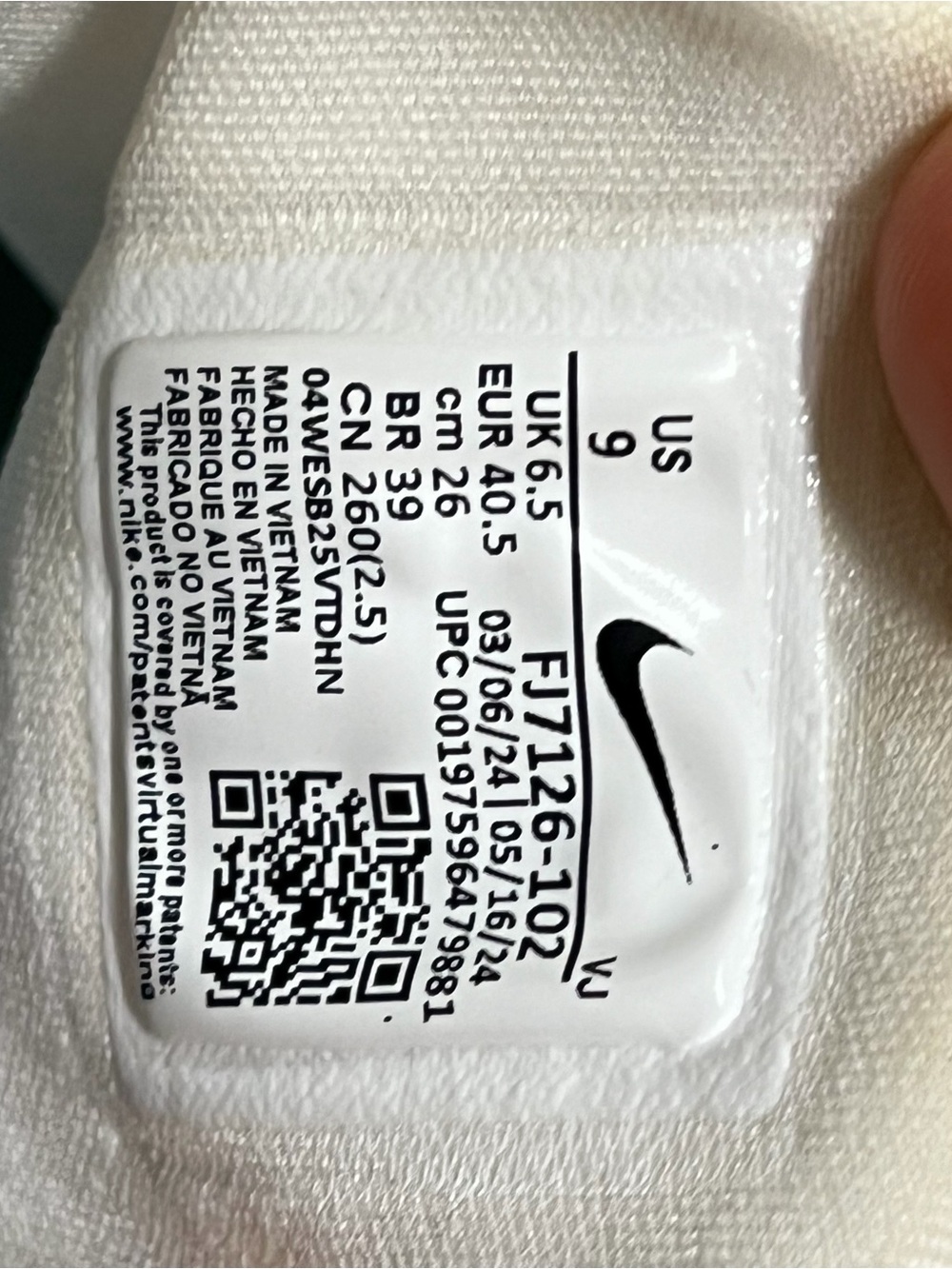 Nike Women’s White Athletic Sneakers with Pink Accents - Picture 7 of 8